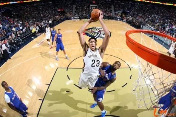 V体育官网-NBA季后赛激战正酣，青年军逆袭掀翻卫冕冠军